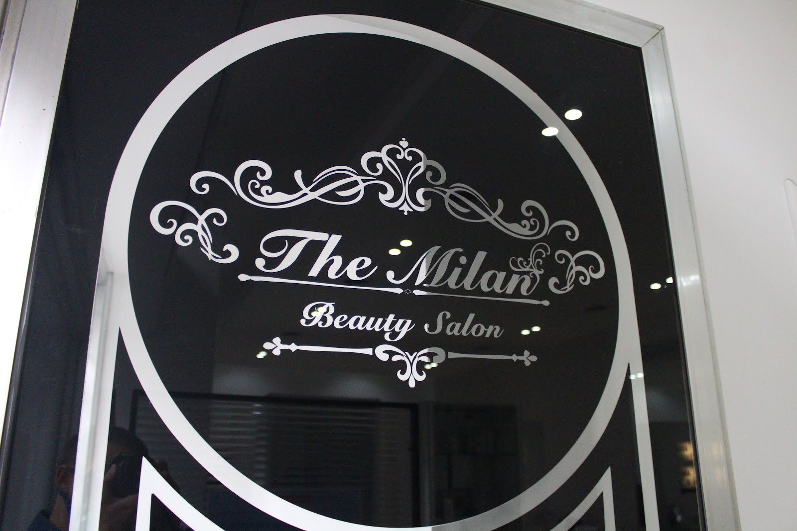 La vetrina del salone a Milano