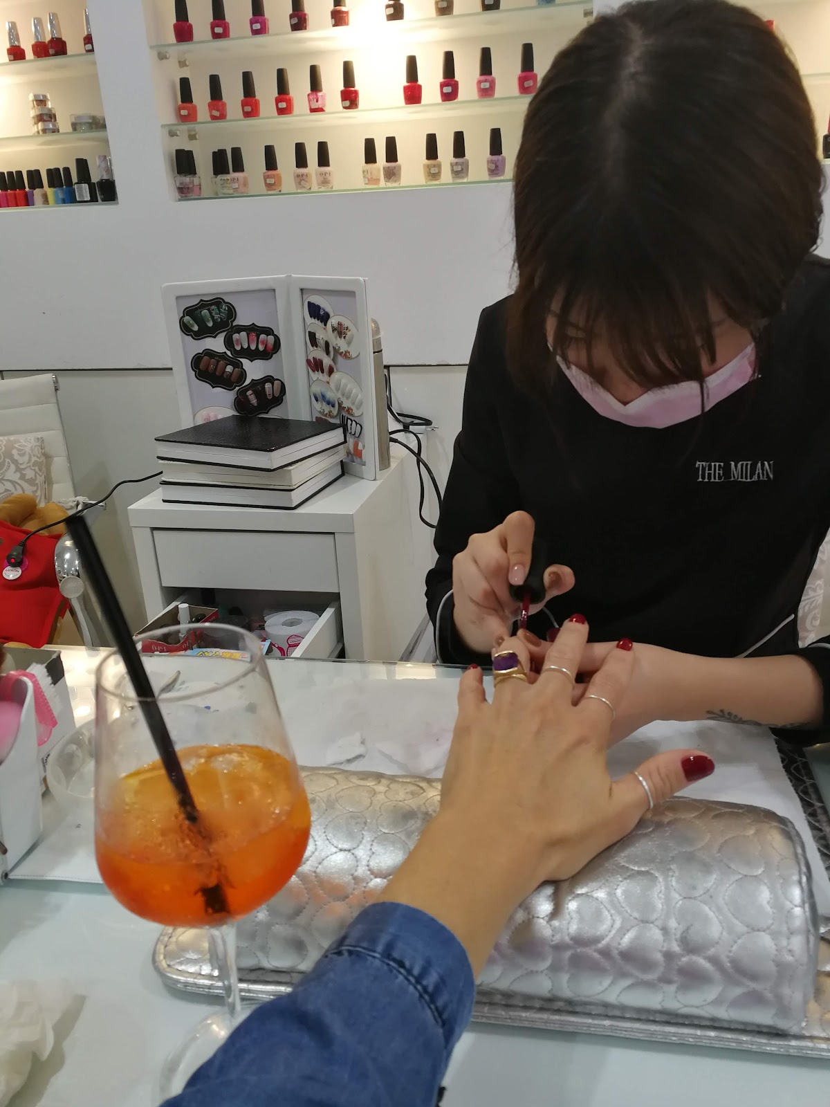 Manicure in esecuzione